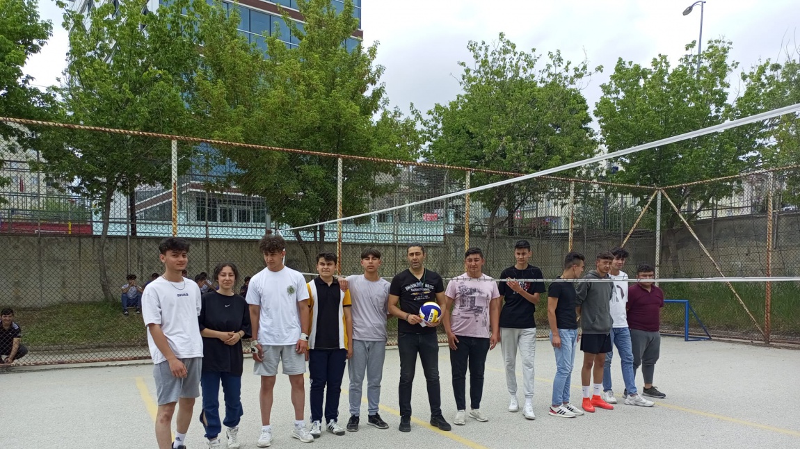 Okulumuzun Bünyesinde yapılan Bölümler Arası Voleybol Turnuvasını Elektrik Bölümü Kazanmıştır.
